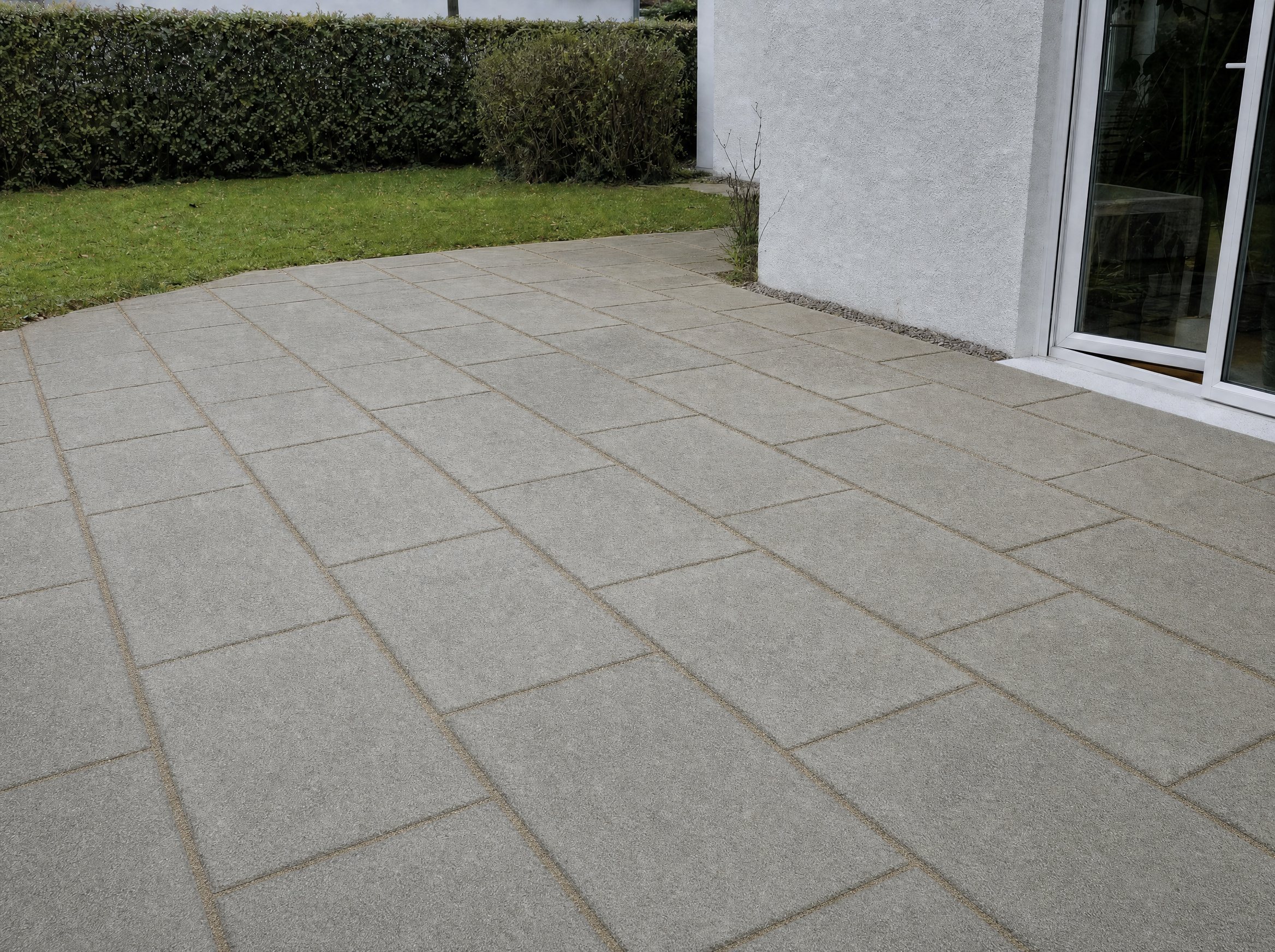 Dieselbe Terrasse nach Reinigung, Neuverfugung und Imprägnierung (mit KI erstellte Illustration)
